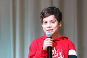 niño dando un discurso gracias a su fluidez verbal